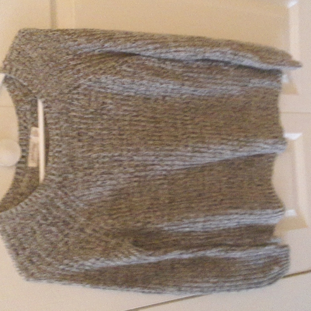 Beautiful Gray size 4-6 Sweater